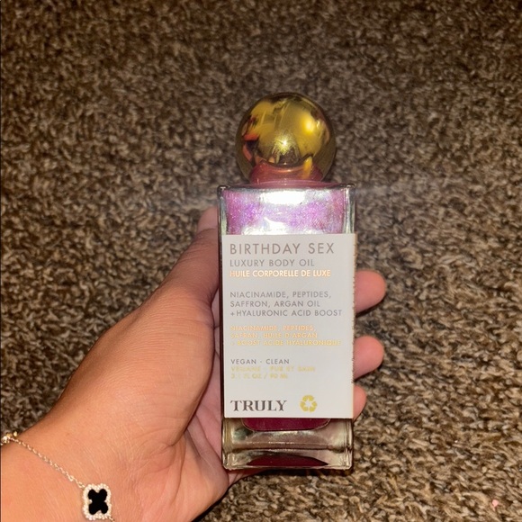 TRULY Luxury Body Oil - Picture 4 of 6